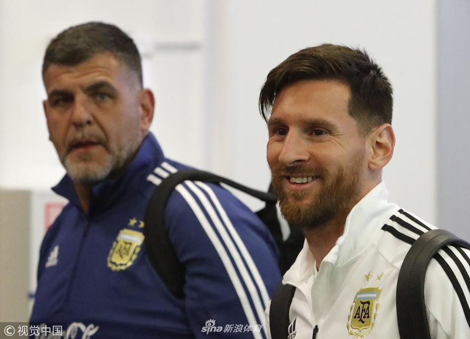 阿根廷队抵达莫斯科 梅西万众瞩目