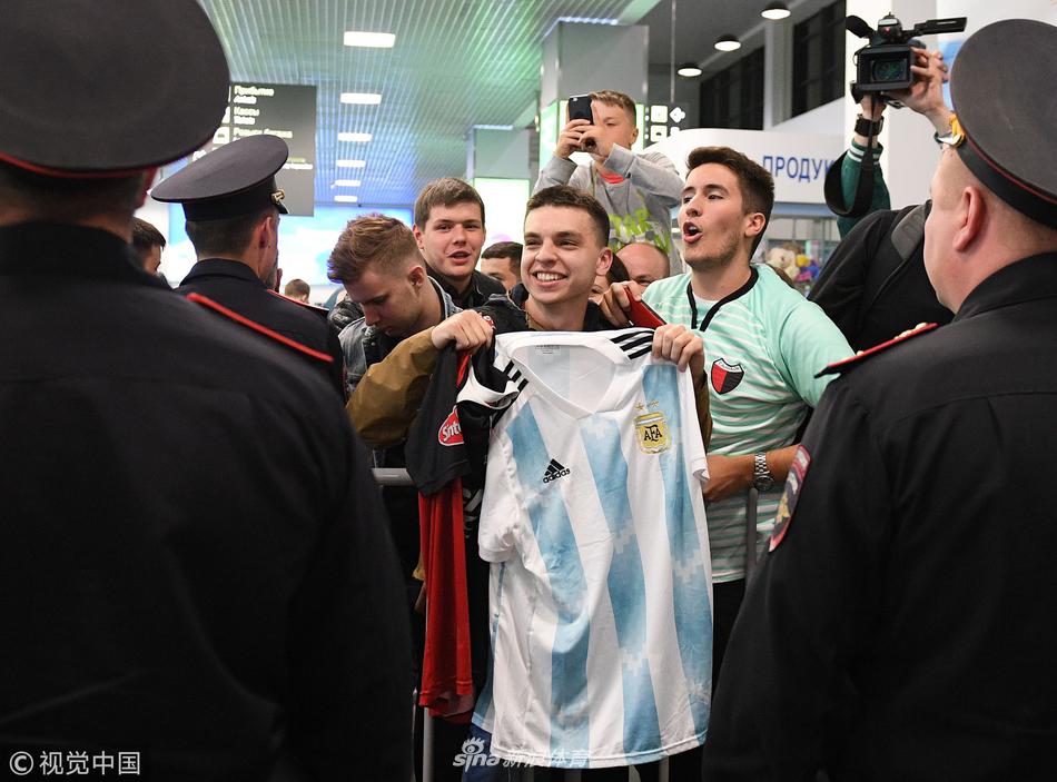 阿根廷队抵达莫斯科 梅西万众瞩目