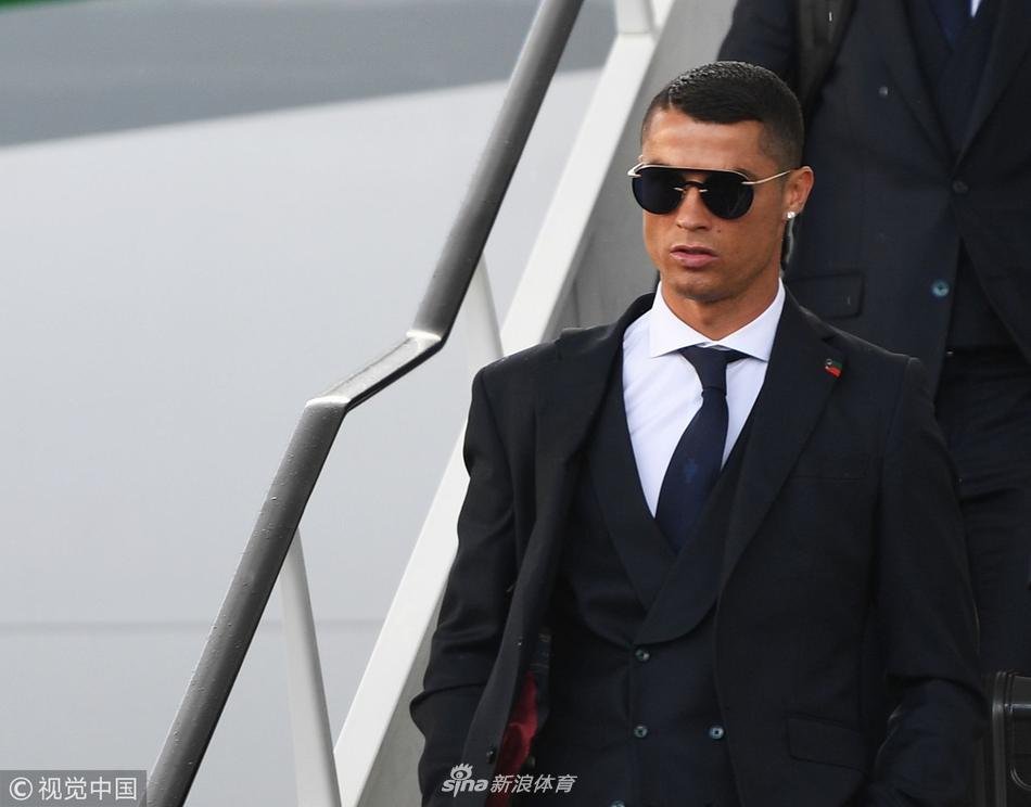 葡萄牙队抵达莫斯科 C罗成焦点