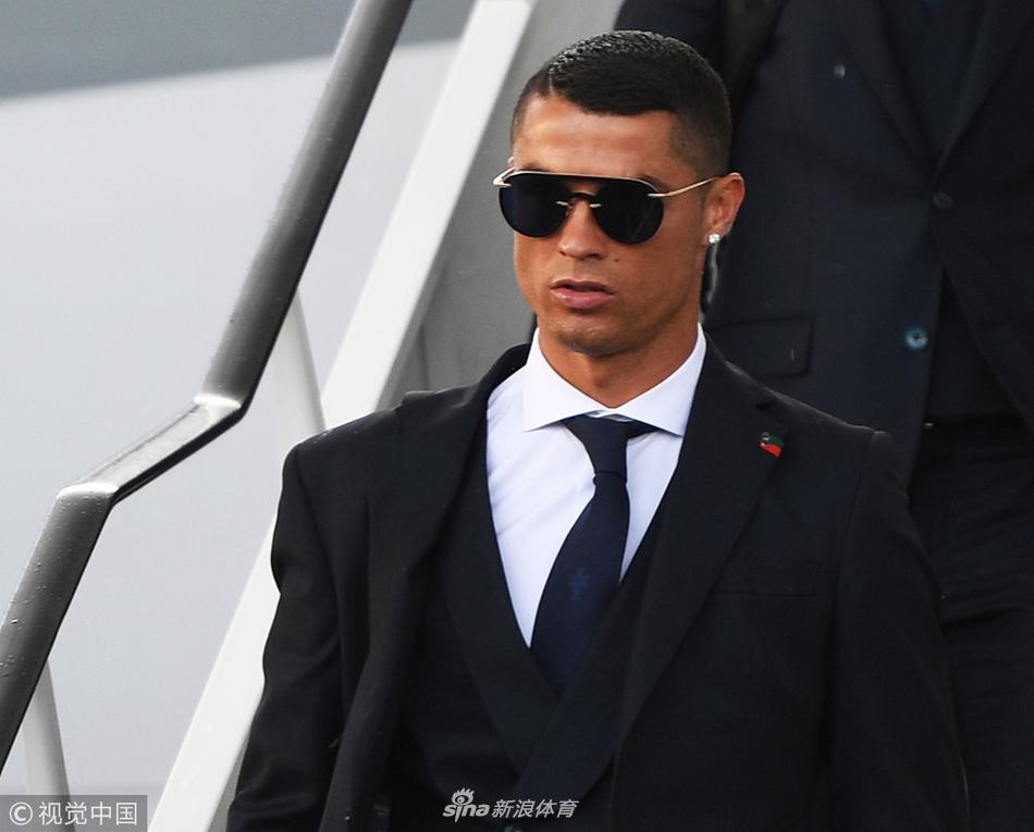 葡萄牙队抵达莫斯科 C罗成焦点