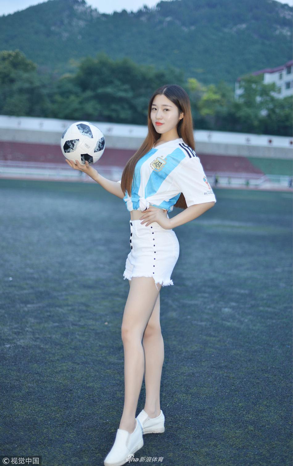 青春少女拍球衣写真助力阿根廷