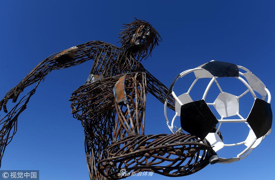 喀山市民利用钢筋制作足球雕塑