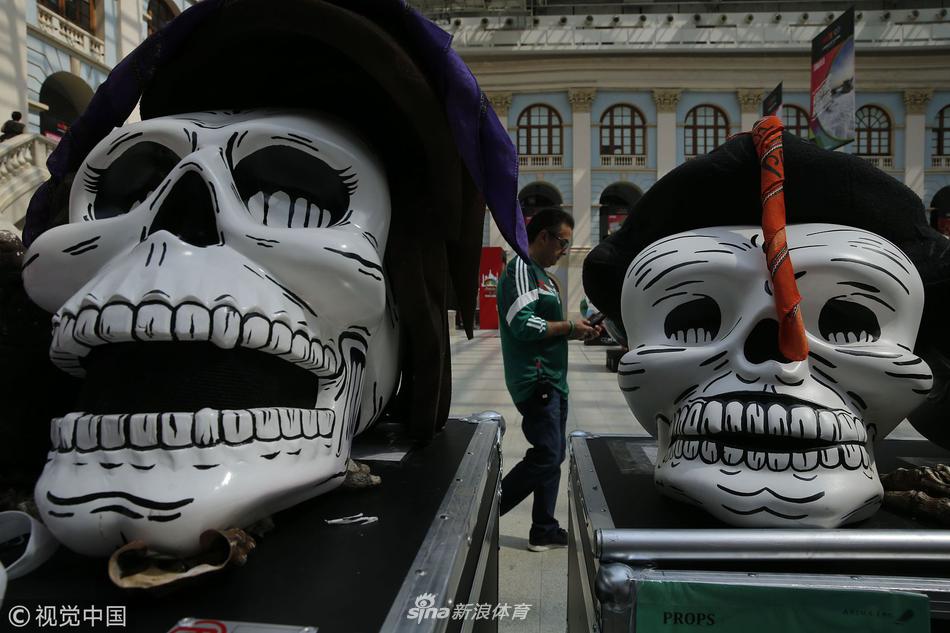 墨西哥球迷庆典 扮骷髅展示亡灵节特色