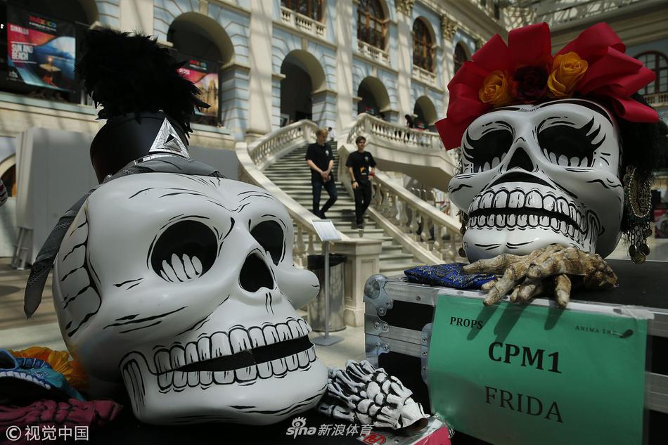 墨西哥球迷庆典 扮骷髅展示亡灵节特色