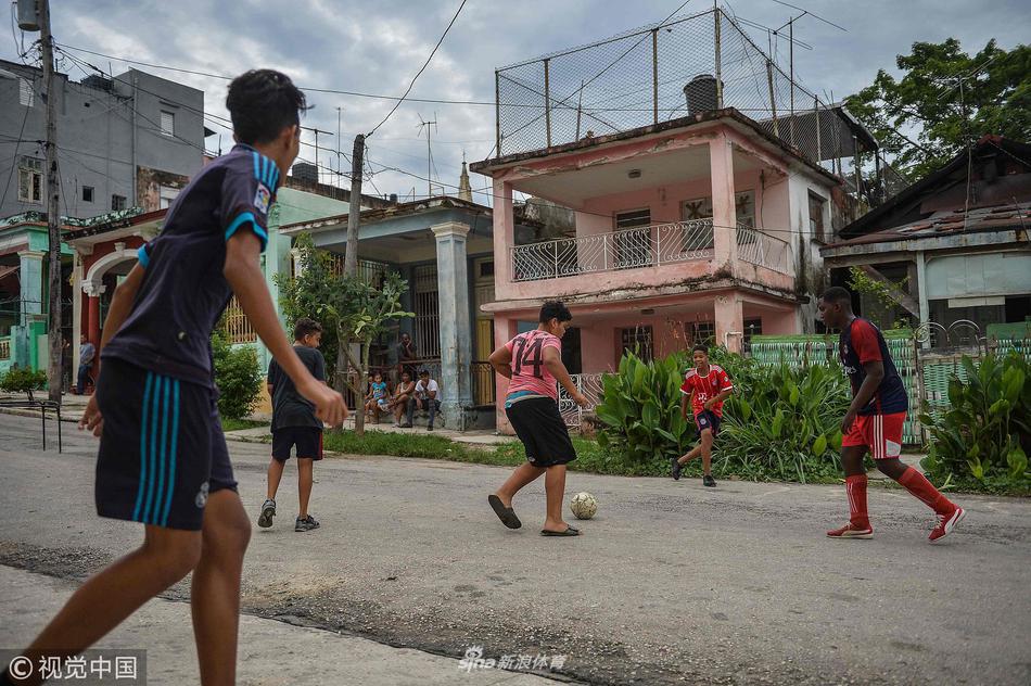别样世界杯古巴少年街头赤脚踢球