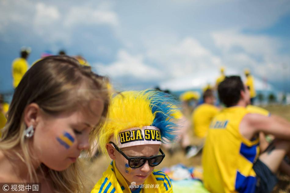 瑞典球迷狂欢小姐姐一展球技