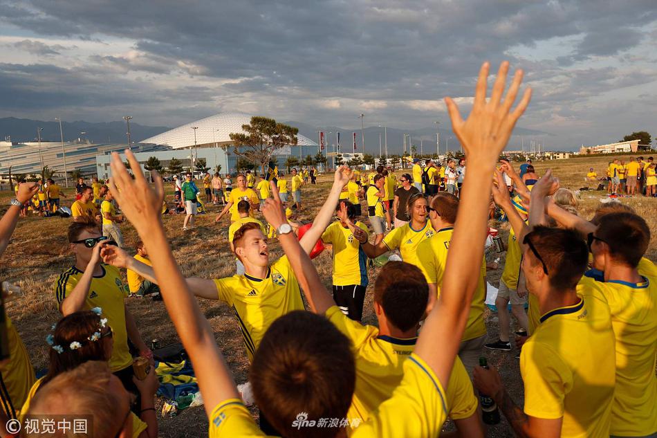 瑞典球迷狂欢小姐姐一展球技