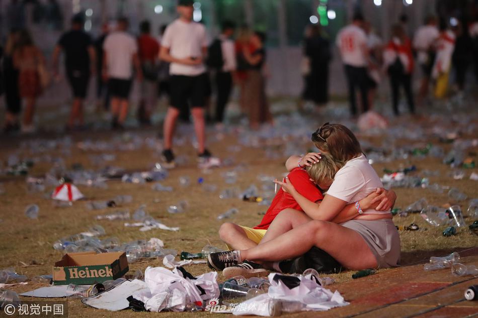 英格兰输球又输人!球迷赛后垃圾扔满地