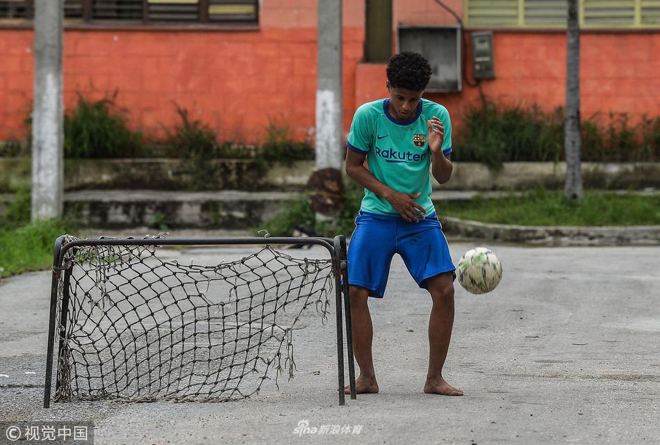 别样世界杯古巴少年街头赤脚踢球