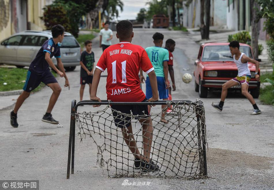 别样世界杯古巴少年街头赤脚踢球