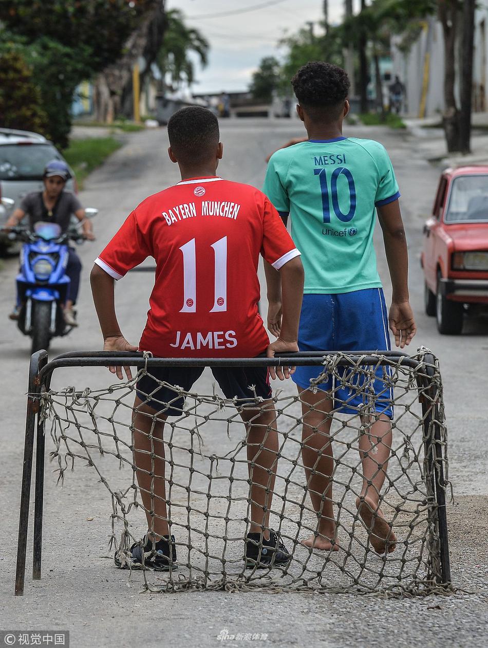别样世界杯古巴少年街头赤脚踢球