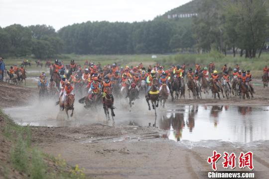 骑手们扬鞭开跑　韩春明　摄