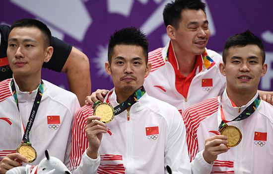 林丹展示自己的金牌。新华社记者 李响 摄