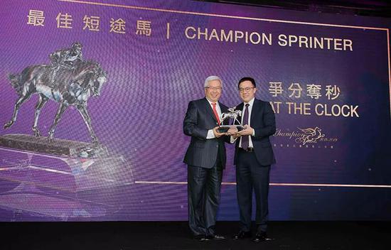 香港赛马会董事李家祥博士颁发最佳短途马奖座予‘争分夺秒’的马主钟韪㻺。