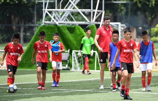 6月17日,恒大足球学校的学生准备进行教学比赛。新华社记者邓华摄