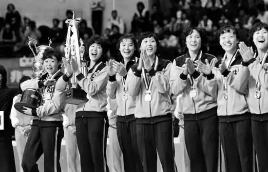 这一年年底，辽宁女排18岁小将姜英接到国家队的通知，1982年初入队集训。