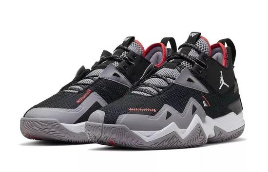 保罗的13代签名鞋曝光!这价格是真香啊!