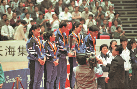 　张燮林率队登上第43届世乒赛领奖台，左二为邓亚萍。