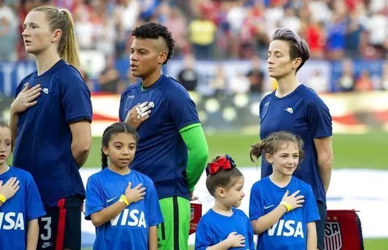 美国女足球衣反穿遮住队徽以表抗议