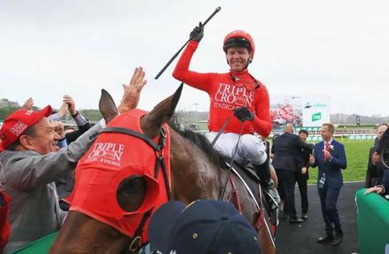 曾代表中国马主出战 赢得最贵草地赛冠军的【红