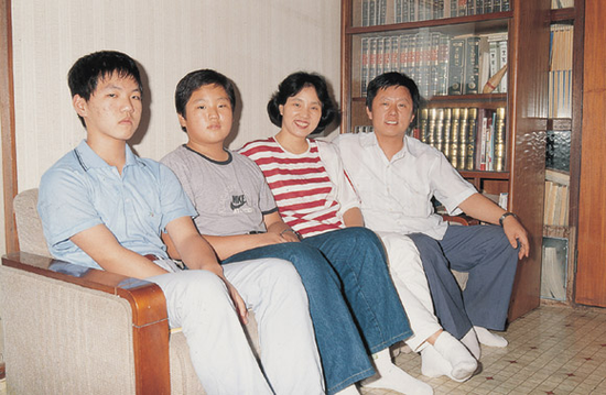  李昌镐、李英镐兄弟与父母合影。