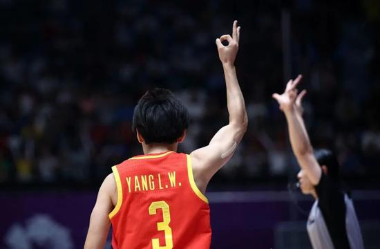 震撼！中国球员刷爆朋友圈！这六块腹肌。。