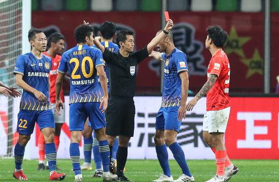  11月12日，主裁判高亨进向广州恒大队球员何超（右一）出示红牌。新华社记者杨磊摄