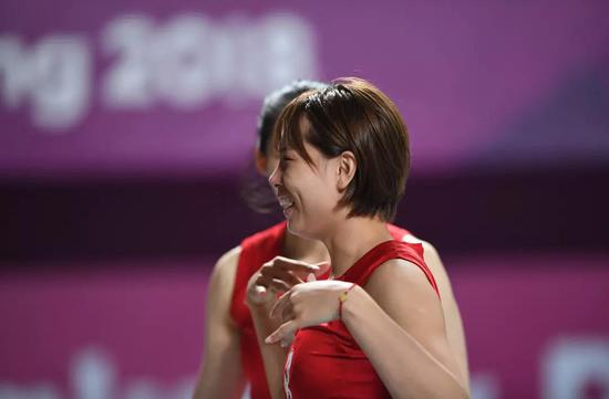 比赛中,左撇子曾春蕾的发球一如既往出色,多次破坏对手一传.