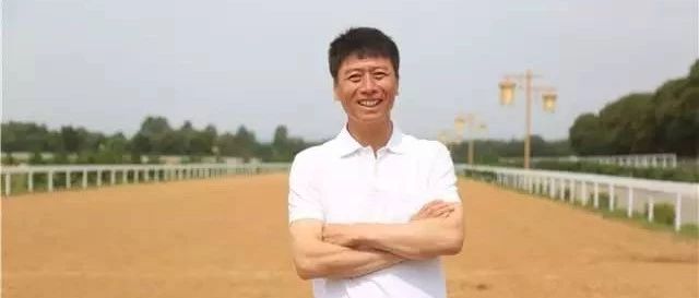 山西玉龙投资集团董事长张月胜在玉龙马园的跑道上。玉龙马园的速度赛马跑道是国际标准的1600米赛道，场地中间还别出心裁的设计了标准马术三项赛的比赛场地，为国内独有。