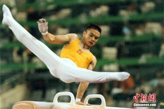 资料图：1992年7月31日，中国队获巴塞罗那奥运会男子体操团体银牌。图为李小双参加鞍马比赛。中新社记者 赵伟 摄