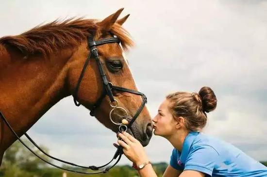 学会这几招和马儿拍照怎么都美