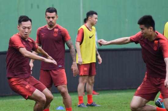 6月5日，中国男足球员李可（左二）在训练课上。当日，中国国家男子足球队在广州市越秀山体育场集训。中国男足将于6月7日和11日在广州同菲律宾和塔吉克斯坦进行热身赛。新华社记者邓华摄