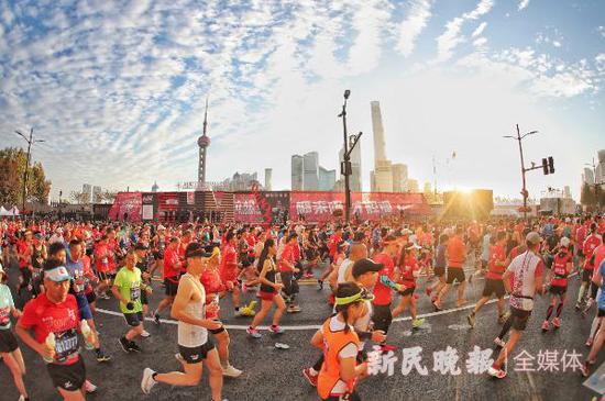 上海国际马拉松赛鸣枪开跑