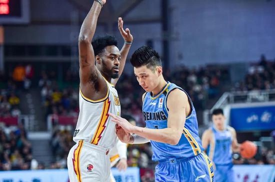 CBA又一人重伤!林书豪被嘲笑后大爆发