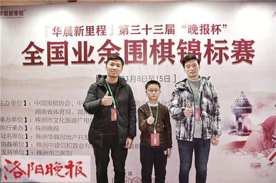 洛阳晚报众智软件队队员合影，左起为唐正男、杨皓哲、李嘉琦