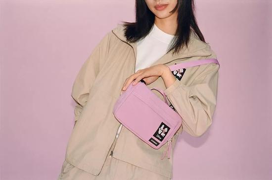 时隔 35 年再度同框,成龙要代言中国李宁?
