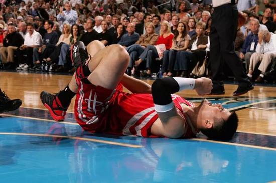 穆大叔倒在地上蕜痛 沉痛的表情