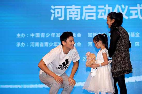 2017年9月12日,宁泽涛在河南省人民医院出席慈善活动。视觉中国 图