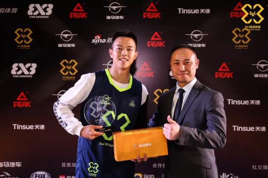 黄金联赛广州站扣篮王姜文建