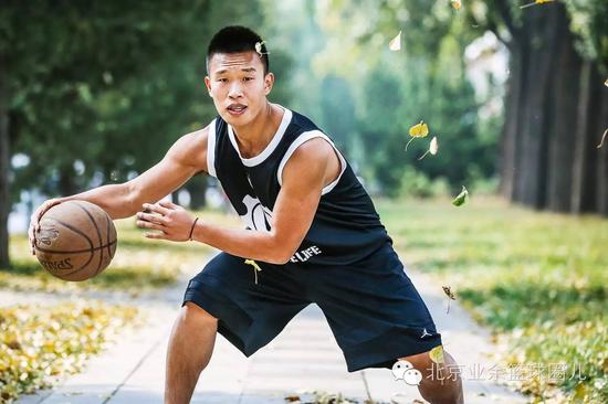 这次专访,断断续续用了一周的时间,因为闫帅实在是太忙了,但是每次他