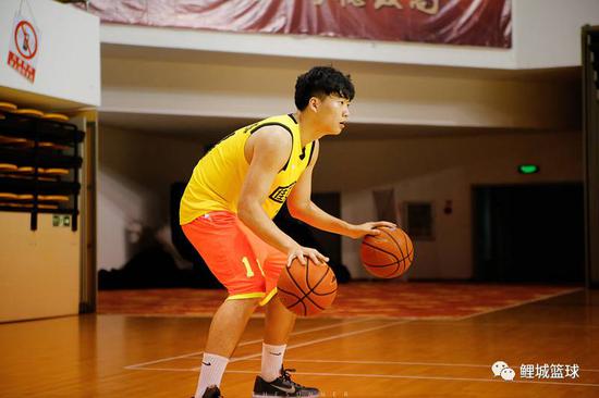 当时的教练是林小霖指导和郑中原指导,因为他们的专业且系统的培养和