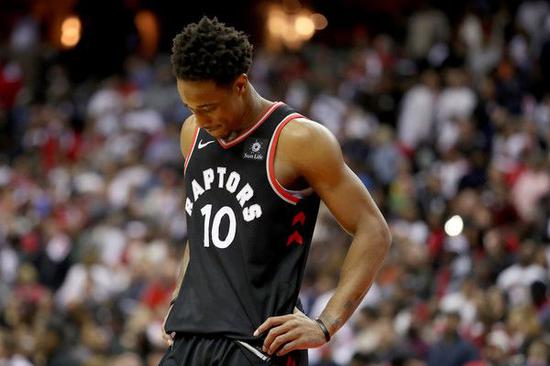 09年第9顺位的德罗赞无奈的向效ㄌ 效率9年的多伦多告别,他懑裑 佺 