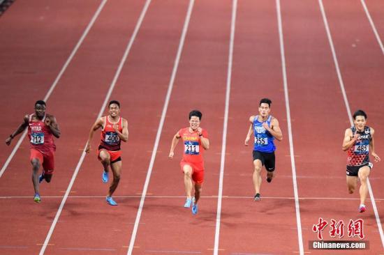 资料图：苏炳添（左三）比赛中。中新社记者 杨华峰 摄