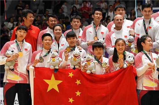中国男、女篮球员在颁奖典礼上。