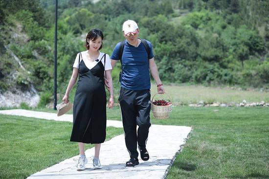 刘若英,同样在四十高龄怀孕,没有教练指导的情况下坚持做运动.