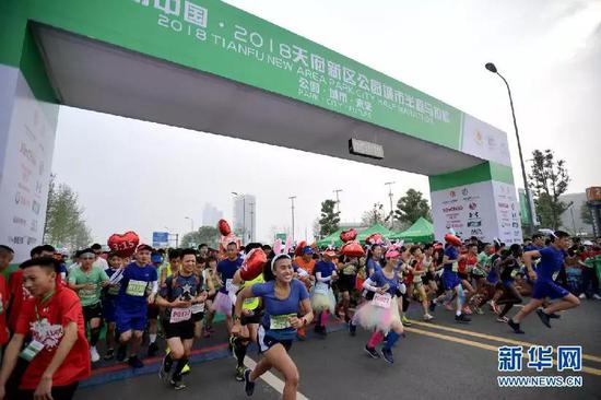 韵动中国·2018天府新区公园城市半程马拉松赛在四川成都天府新区开赛。摄影徐阿敏