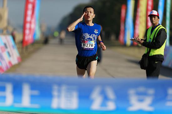 半马男子组冠军宋明磊.&nbsp;刘欢/摄