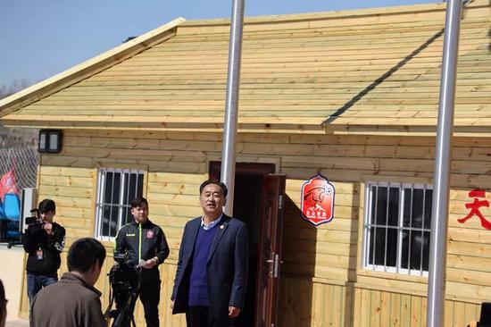 新疆足协副主席,新疆天雪豹足球俱乐部董事长孙爱军欢迎球队回家