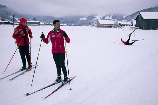 汤加"半裸哥"冲击奥运 跆拳道滑雪后尝试皮划艇