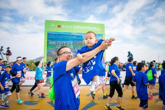 用镜头定格每一次让人动容瞬间，是我们记录马拉松的最佳方式